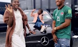 فانيلة المنتخب العراقي  على صدر محترف الزوراء " إبراهيم توميو" أثناء التجول مع زوجته نيجيريا .